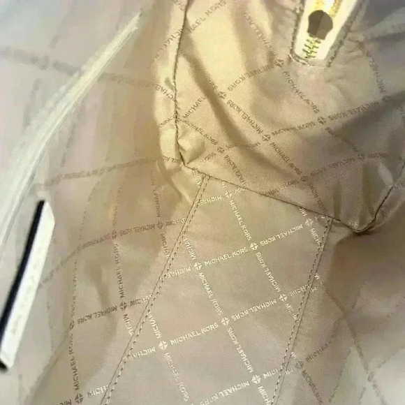 MICHAEL KORS JET SET TRAVEL MED DUFFLE SATCHEL SHOULDER CROSSBODY BAG VANILLA - Picture 6 of 10